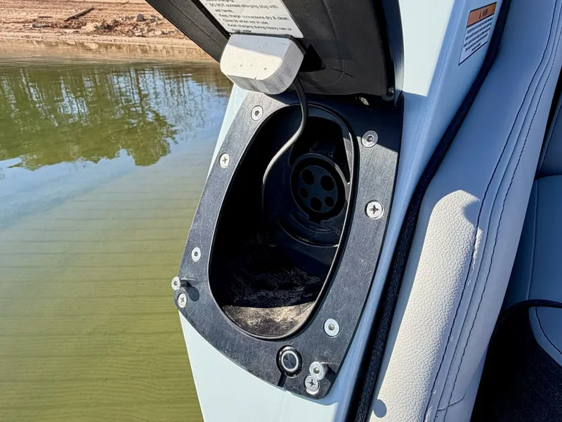 Slide: The Image of Correct Craft Ingenity 23EL2 Electric Boat 2023 - 5945108