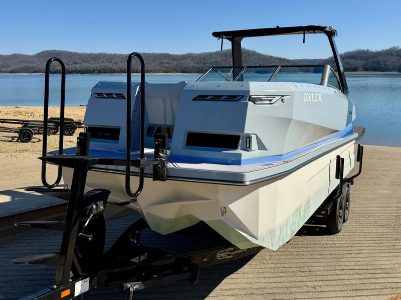 Slide: The Image of Correct Craft Ingenity 23EL2 Electric Boat 2023 - 5945118