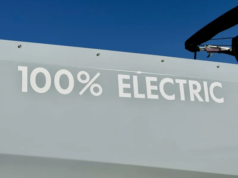 Slide: The Image of Correct Craft Ingenity 23EL2 Electric Boat 2023 - 5945183