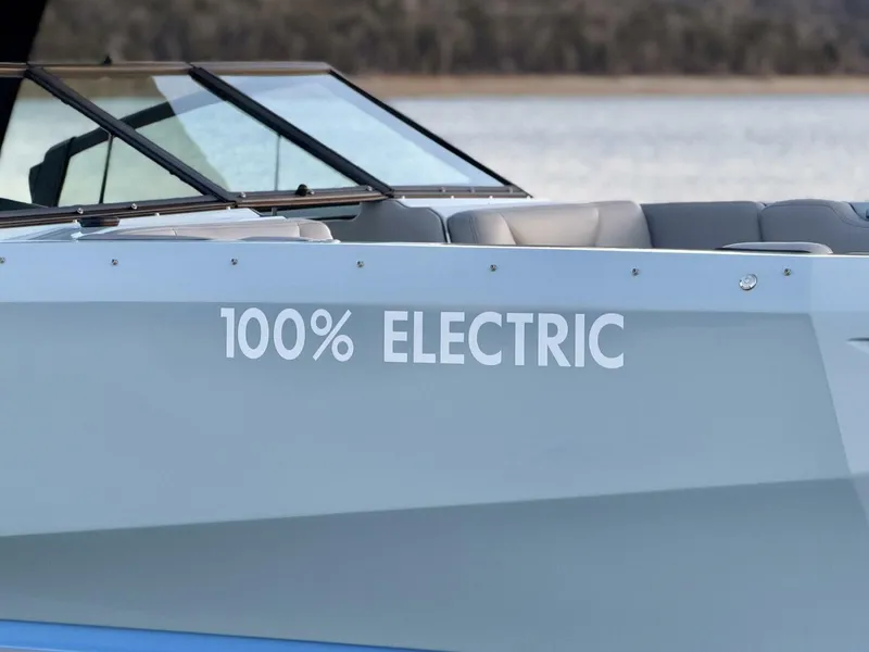 Slide: The Image of Correct Craft Ingenity 23EL2 Electric Boat 2023 - 5945186