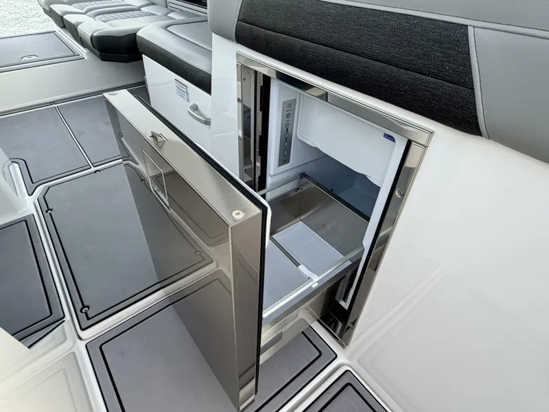 Slide: The Image of Correct Craft Ingenity 23EL2 Electric Boat 2023 - 5945054