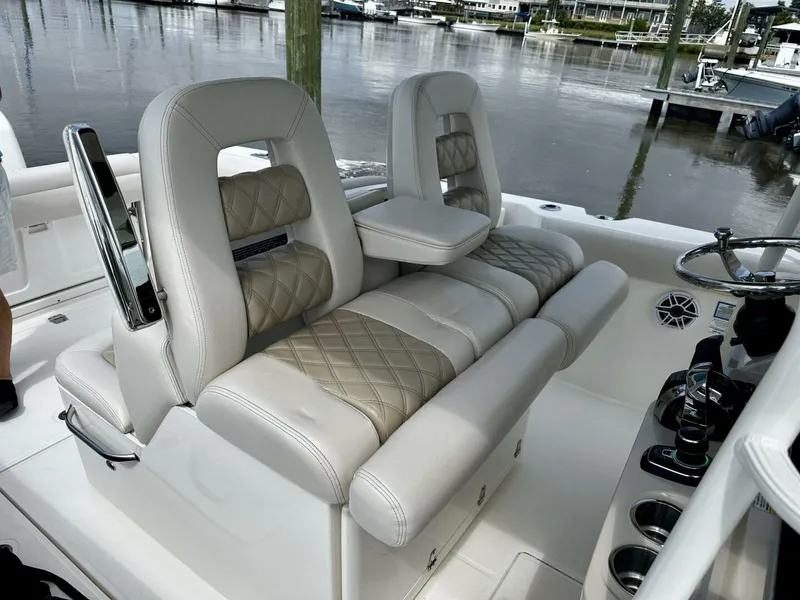 Slide: The Image of Boston Whaler 33 BOTTOMS UP - Helm 2019 Boston Whaler 33 BOTTOMS UP - 5947337