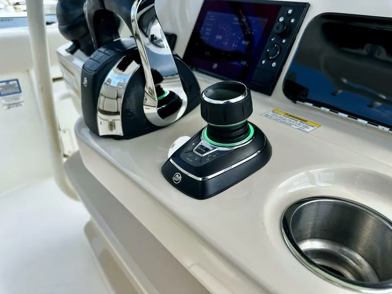 Slide: The Image of Boston Whaler 33 BOTTOMS UP - Helm 2019 Boston Whaler 33 BOTTOMS UP - 5947336