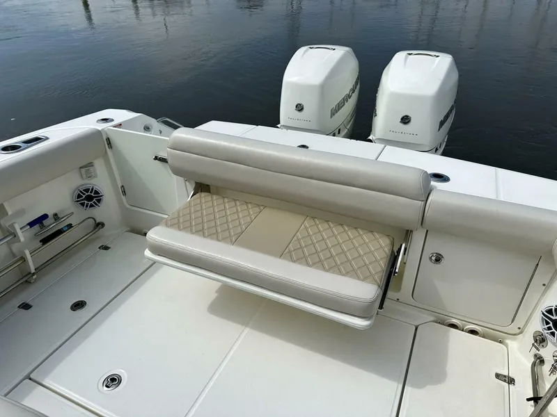 Slide: The Image of Boston Whaler 33 BOTTOMS UP - Aft Cockpit 2019 Boston Whaler 33 BOTTOMS UP - 5947338