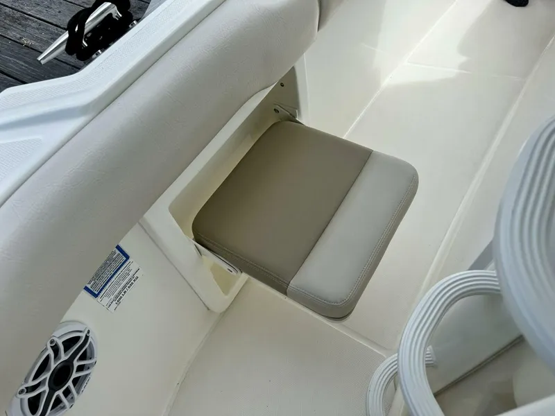 Slide: The Image of Boston Whaler 33 BOTTOMS UP - Aft Seating 2019 Boston Whaler 33 BOTTOMS UP - 5947330