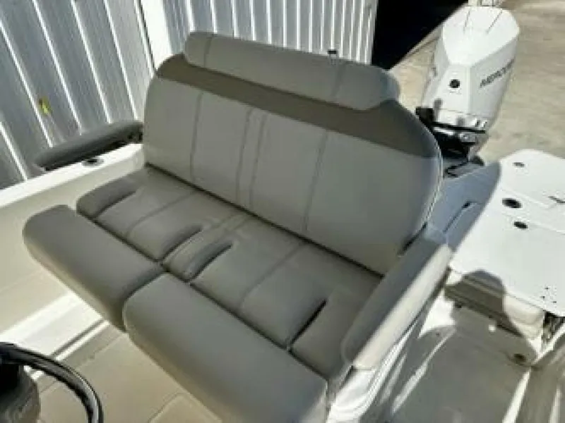 Slide: The Image of Boston Whaler 250 Dauntless - Helm Seating 2023 Boston Whaler 250 Dauntless - 5947662