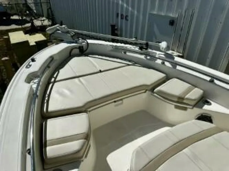 Slide: The Image of Boston Whaler 250 Dauntless - Bow 2023 Boston Whaler 250 Dauntless - 5947670