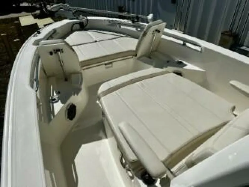 Slide: The Image of Boston Whaler 250 Dauntless - Bow 2023 Boston Whaler 250 Dauntless - 5947666