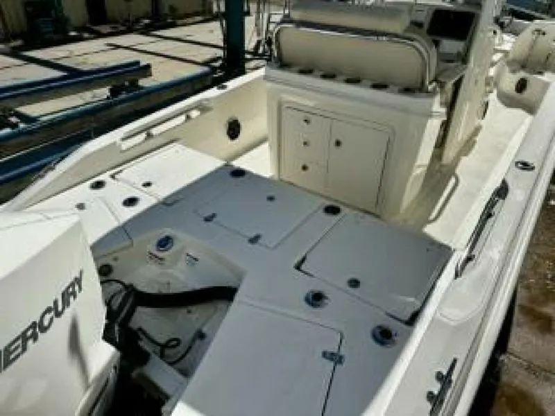 Slide: The Image of Boston Whaler 250 Dauntless - Aft 2023 Boston Whaler 250 Dauntless - 5947660
