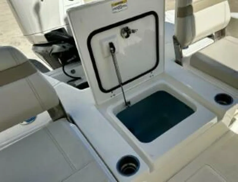 Slide: The Image of Boston Whaler 250 Dauntless - Aft 2023 Boston Whaler 250 Dauntless - 5947664