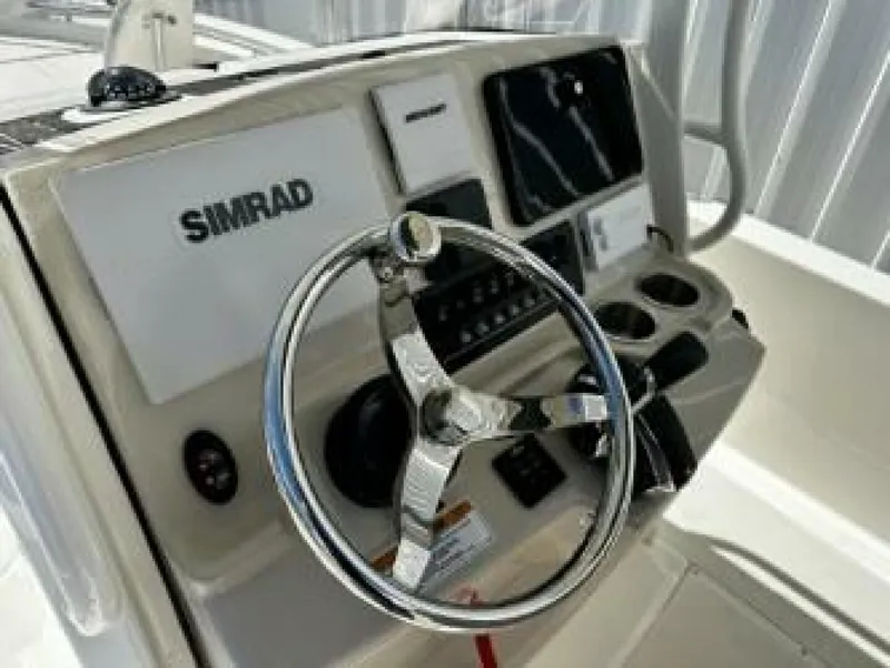 Slide: The Image of Boston Whaler 250 Dauntless - Helm 2023 Boston Whaler 250 Dauntless - 5947658