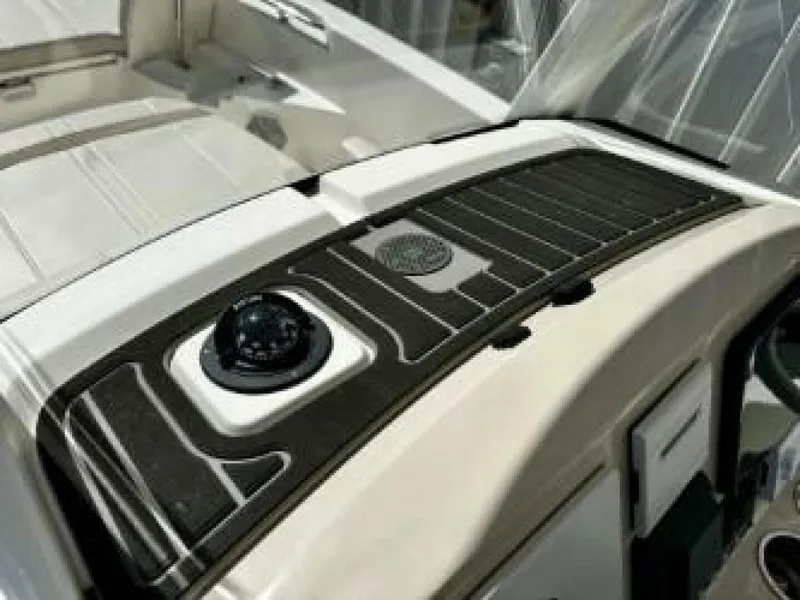 Slide: The Image of Boston Whaler 250 Dauntless - Helm 2023 Boston Whaler 250 Dauntless - 5947659