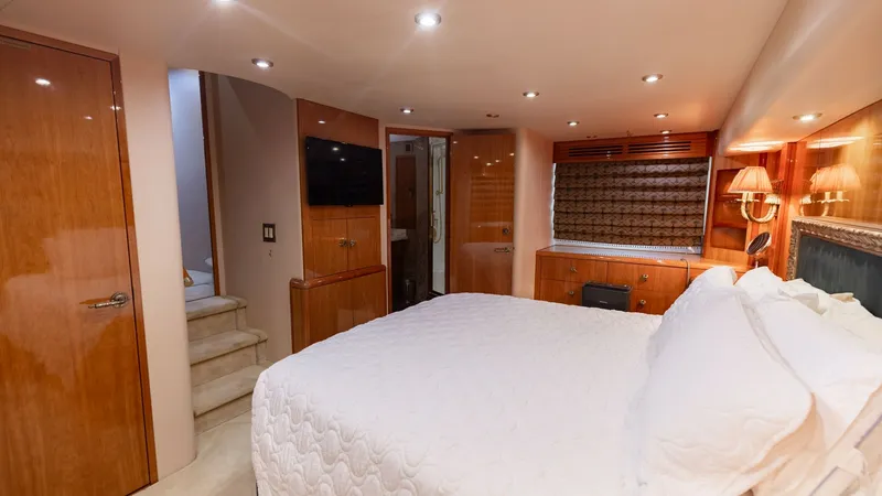 Slide: The Image of 2007 Hatteras 68 Convertible- KEMOSABE- Master Stateroom - 7514526