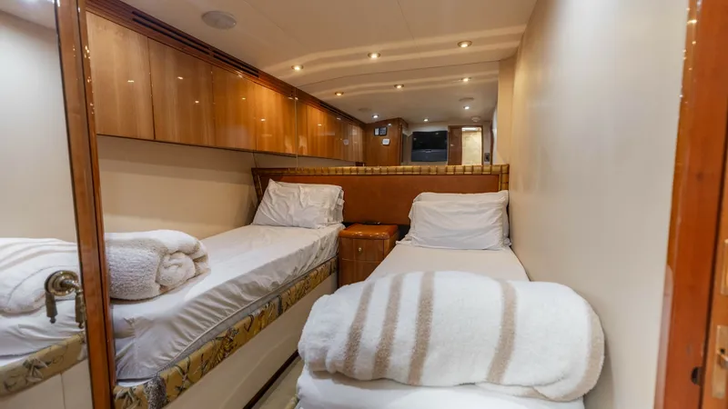 Slide: The Image of 2007 Hatteras 68 Convertible- KEMOSABE- STBD Guest Stateroom - 7514536