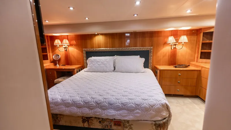 Slide: The Image of 2007 Hatteras 68 Convertible- KEMOSABE- Master Stateroom - 7514524