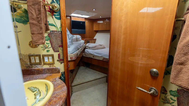 Slide: The Image of 2007 Hatteras 68 Convertible- KEMOSABE- VIP Forward Head - 7514533