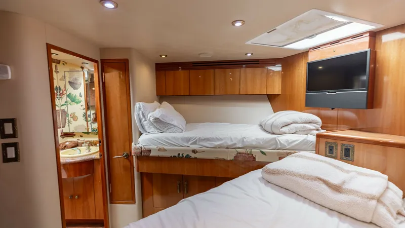 Slide: The Image of 2007 Hatteras 68 Convertible- KEMOSABE- VIP Forward Stateroom - 7514531