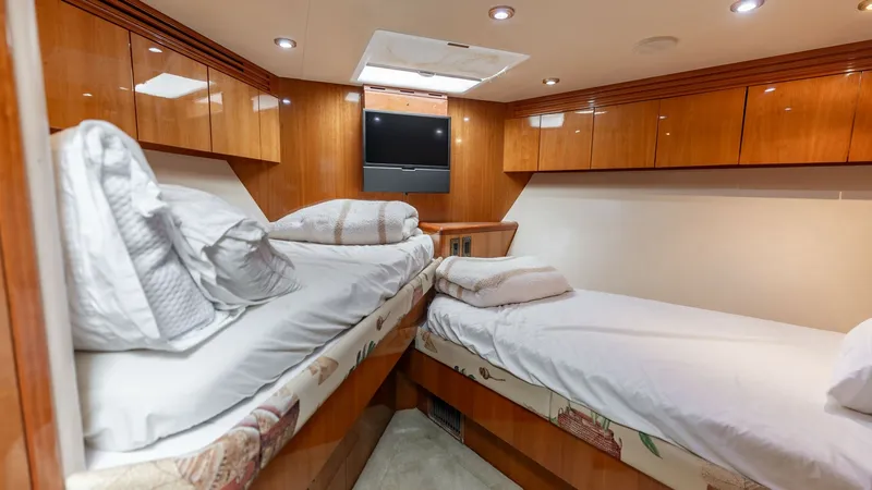 Slide: The Image of 2007 Hatteras 68 Convertible- KEMOSABE- VIP Forward Stateroom - 7514529