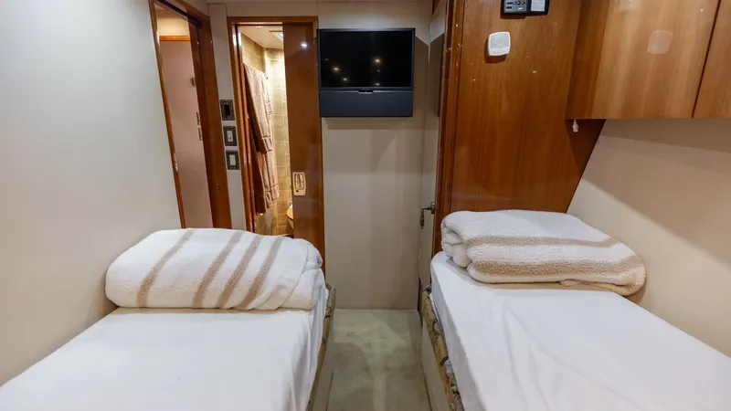Slide: The Image of 2007 Hatteras 68 Convertible- KEMOSABE- STBD Guest Stateroom - 7514535