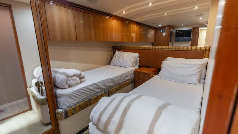 Slide: The Image of 2007 Hatteras 68 Convertible- KEMOSABE- STBD Guest Stateroom - 7514534