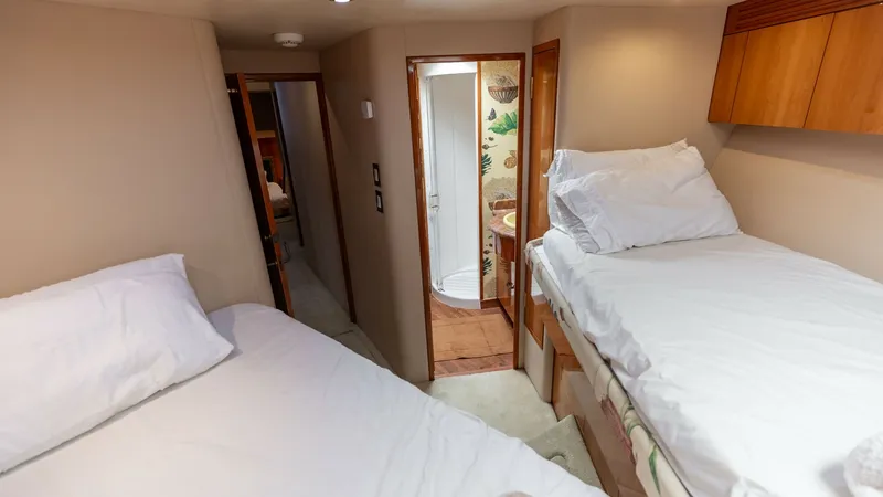 Slide: The Image of 2007 Hatteras 68 Convertible- KEMOSABE- VIP Forward Stateroom - 7514530