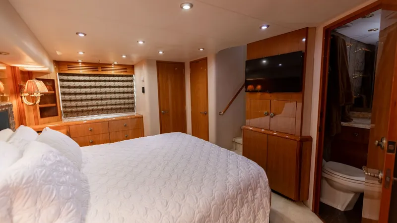 Slide: The Image of 2007 Hatteras 68 Convertible- KEMOSABE- Master Stateroom - 7514525