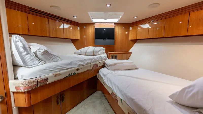 Slide: The Image of 2007 Hatteras 68 Convertible- KEMOSABE- VIP Forward Stateroom - 7514528