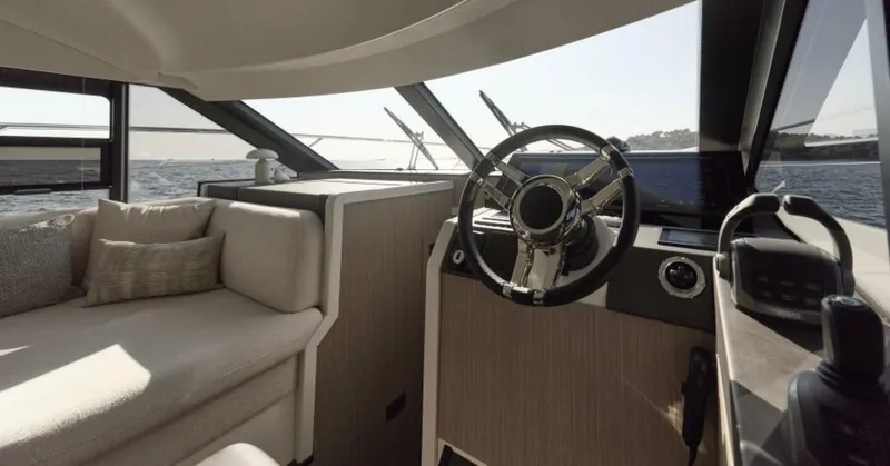 Slide: The Image of 2027 F4.3 Prestige Helm - 5951107