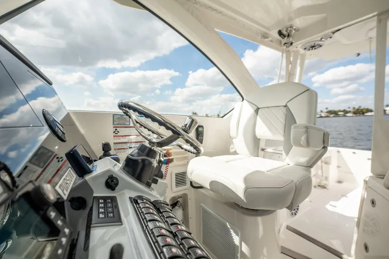 Slide: The Image of Pursuit 325 Offshore 2024 - 5952186