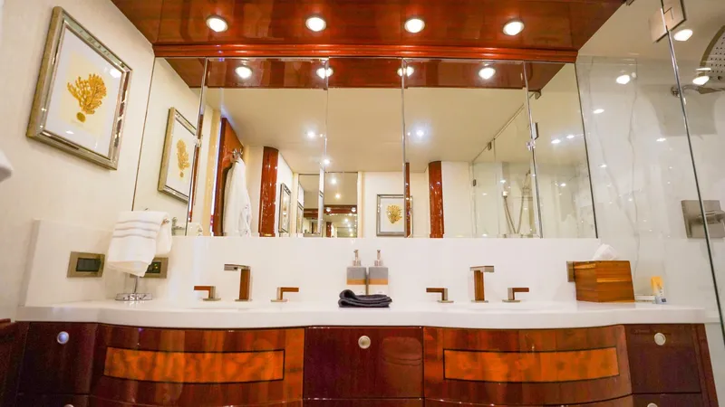 Slide: The Image of Lazzara 80 SL 2004 - 5952413