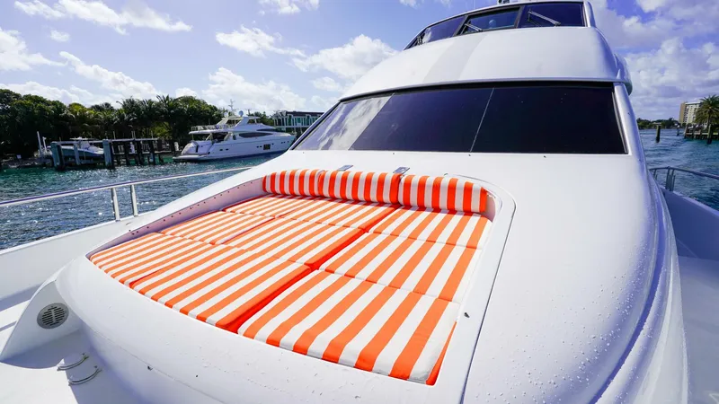 Slide: The Image of Lazzara Yachts 80 SL 2004 - 5952387