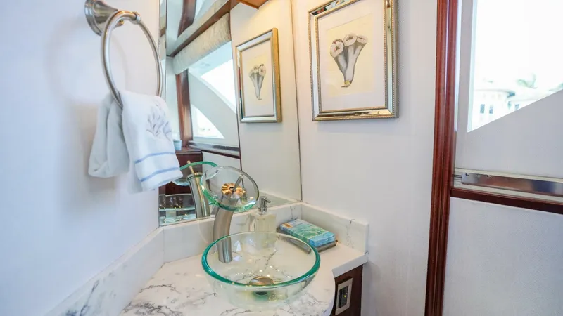 Slide: The Image of Lazzara Yachts 80 SL 2004 - 5952405