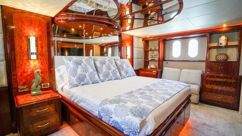 Slide: The Image of Lazzara Yachts 80 SL 2004 - 5952409