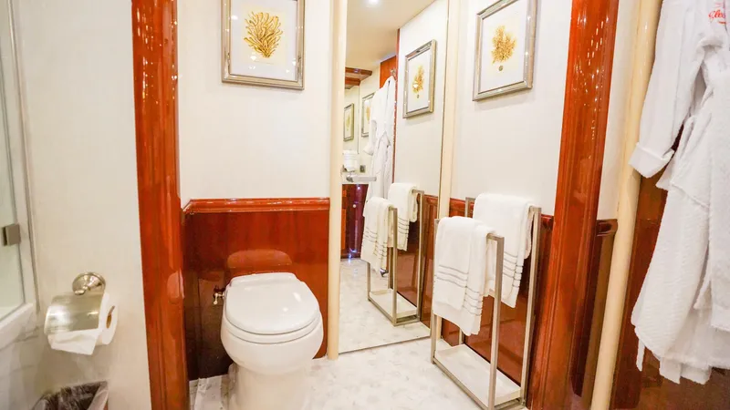 Slide: The Image of Lazzara Yachts 80 SL 2004 - 5952415