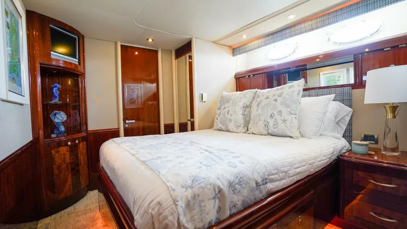 Slide: The Image of Lazzara Yachts 80 SL 2004 - 5952417