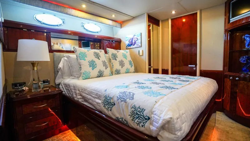 Slide: The Image of Lazzara Yachts 80 SL 2004 - 5952421