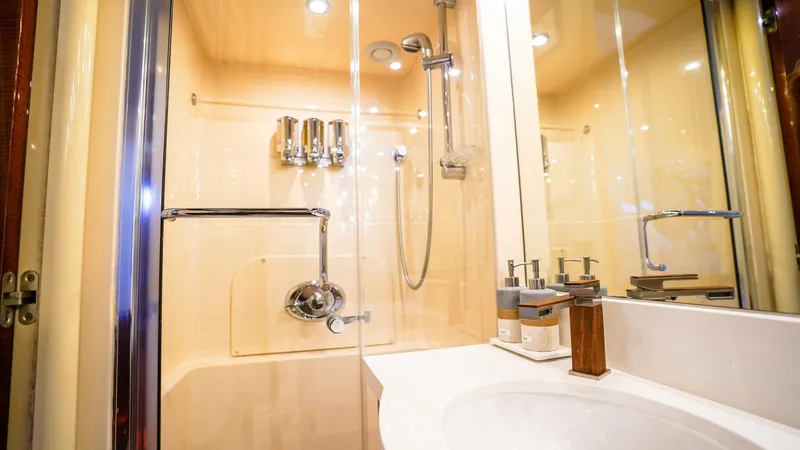 Slide: The Image of Lazzara Yachts 80 SL 2004 - 5952422