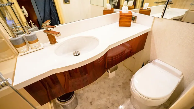 Slide: The Image of Lazzara Yachts 80 SL 2004 - 5952423