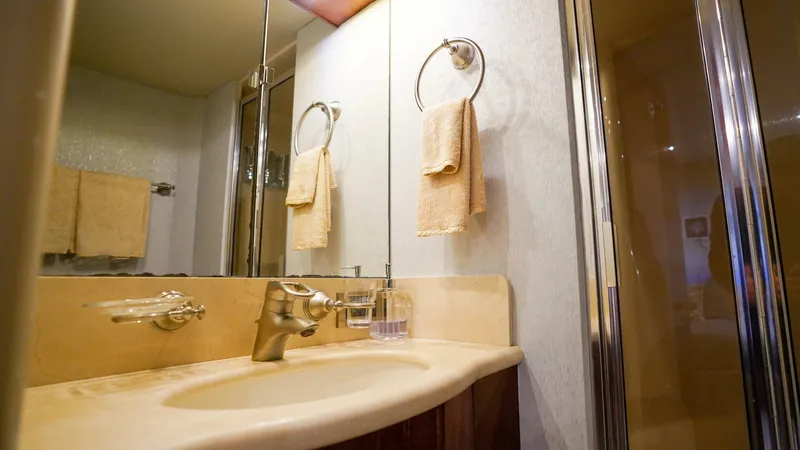 Slide: The Image of Lazzara Yachts 80 SL 2004 - 5952430