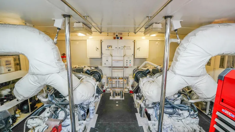 Slide: The Image of Lazzara Yachts 80 SL 2004 - 5952439