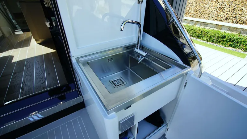 Slide: The Image of Uniesse HTC5P 2024 - 5953024