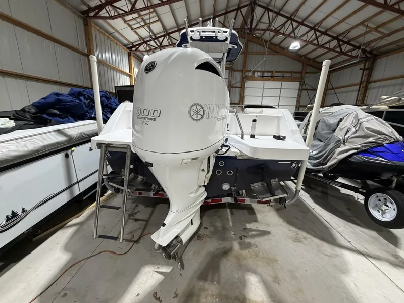 Slide: The Image of Everglades 230 Center Console 2016 - 5955422