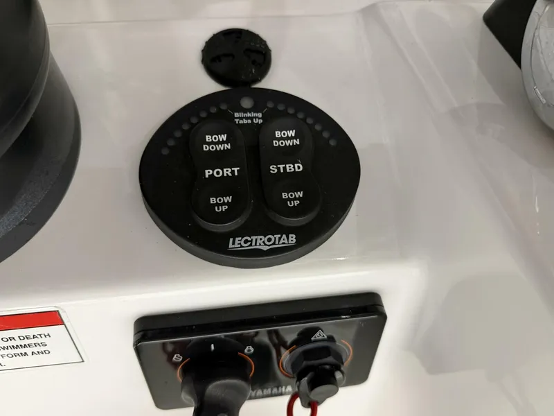 Slide: The Image of Everglades 230 Center Console 2016 - 5955304