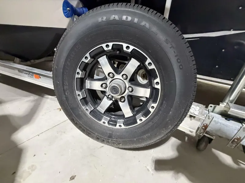 Slide: The Image of Everglades 230 Center Console 2016 - 5955438