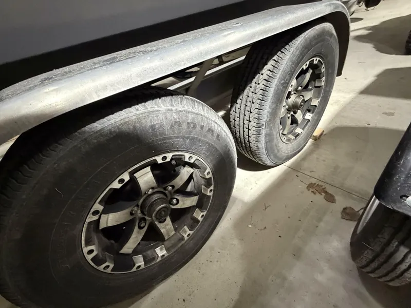 Slide: The Image of Everglades 230 Center Console 2016 - 5955433