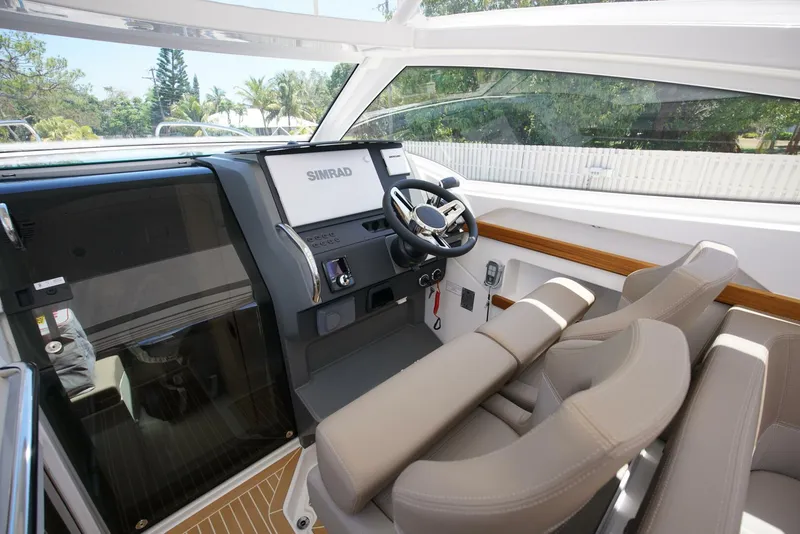 Slide: The Image of Nimbus Weekender 9 Helm 2024 Nimbus Weekender 9 - 5954861