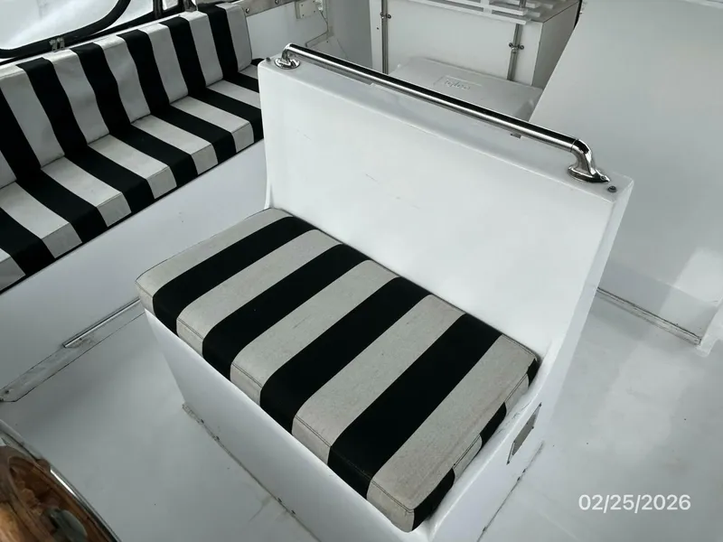 Slide: The Image of 42' Jefferson flybridge helmseat - 5959167