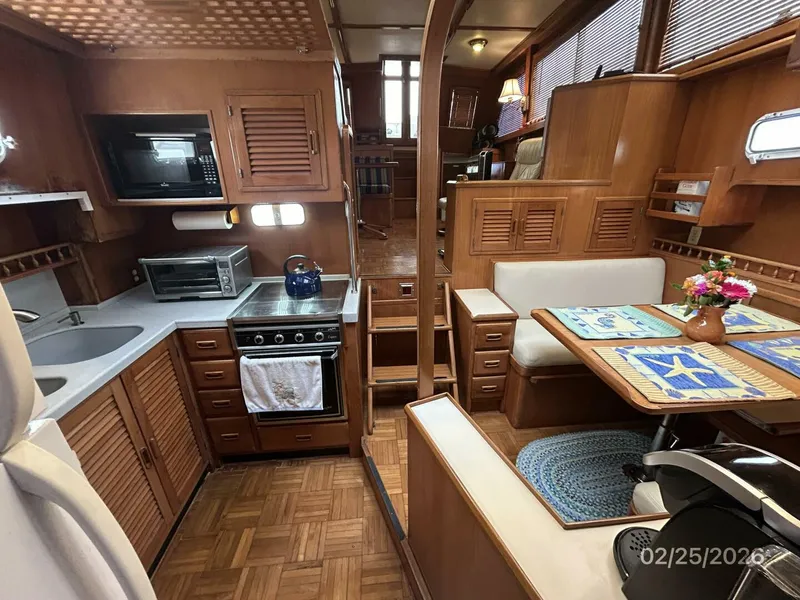 Slide: The Image of 42' Jefferson galley-dinette aft - 5959183