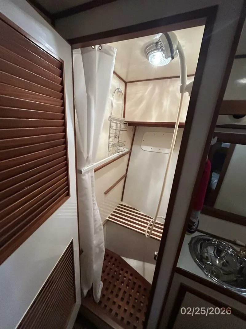 Slide: The Image of 42' Jefferson guest stateorom shower - 5959189