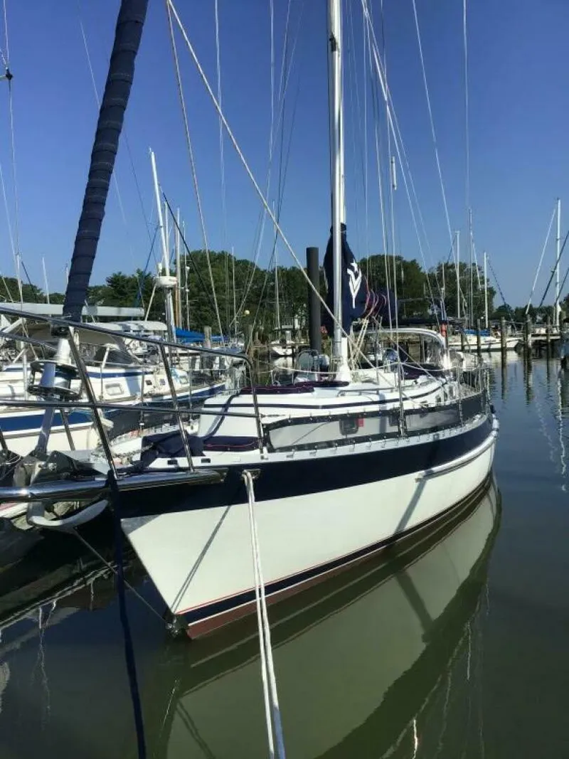 The Image of 2010 Valiant 42 CE "Fidelity" 2010 Valiant 42 Center Entry (CE) "Fidelity" in Gloucester Point, VA offered by Ward Yacht Sales - 5960389